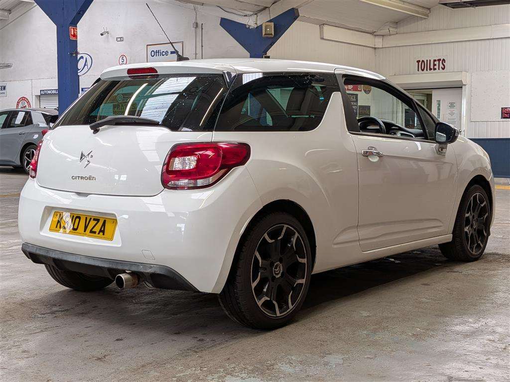 <p>2010 CITROEN DS3 BLACK & WHITE</p>