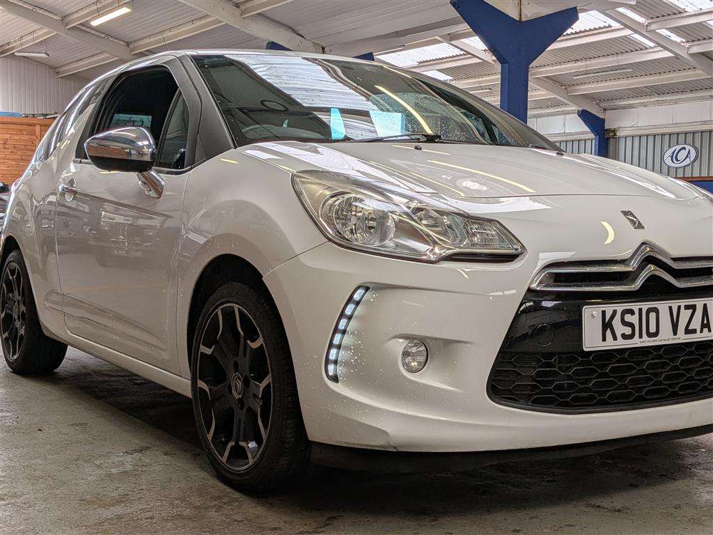 <p>2010 CITROEN DS3 BLACK & WHITE</p>