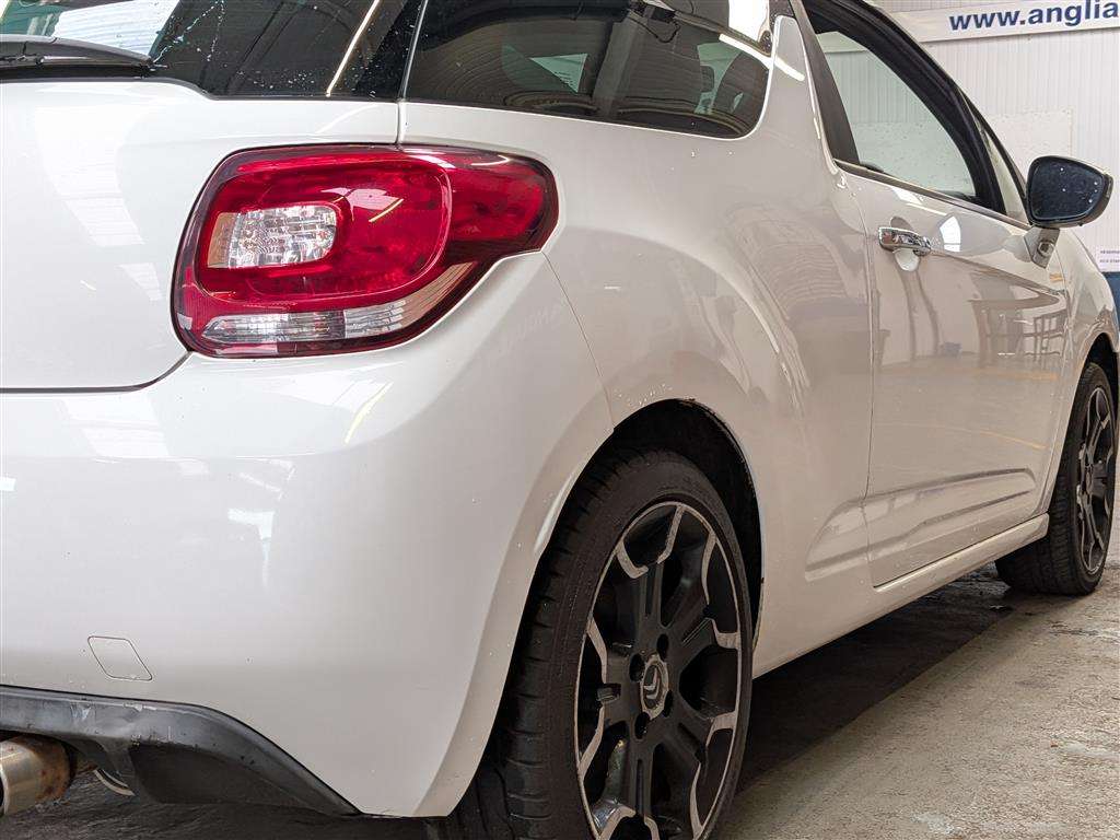<p>2010 CITROEN DS3 BLACK & WHITE</p>