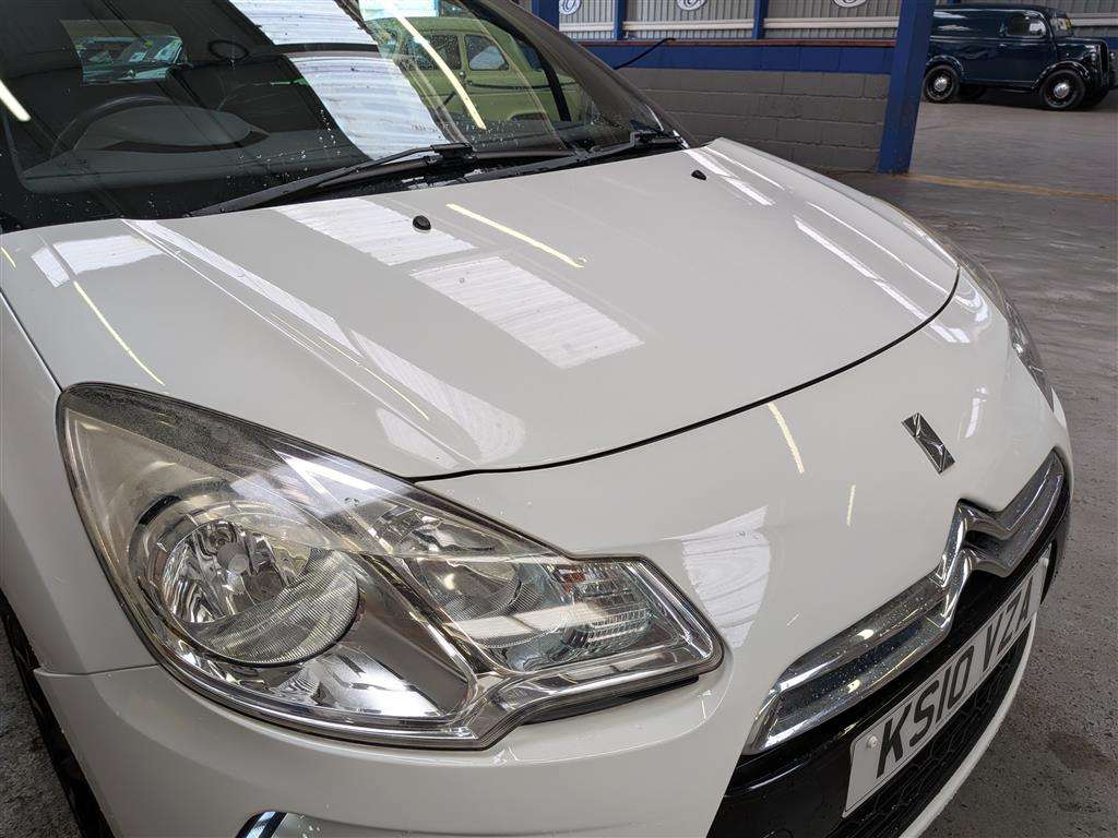 <p>2010 CITROEN DS3 BLACK & WHITE</p>