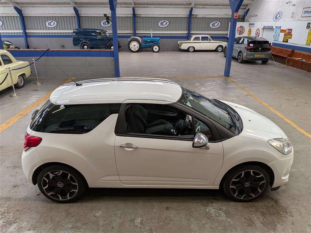 <p>2010 CITROEN DS3 BLACK & WHITE</p>