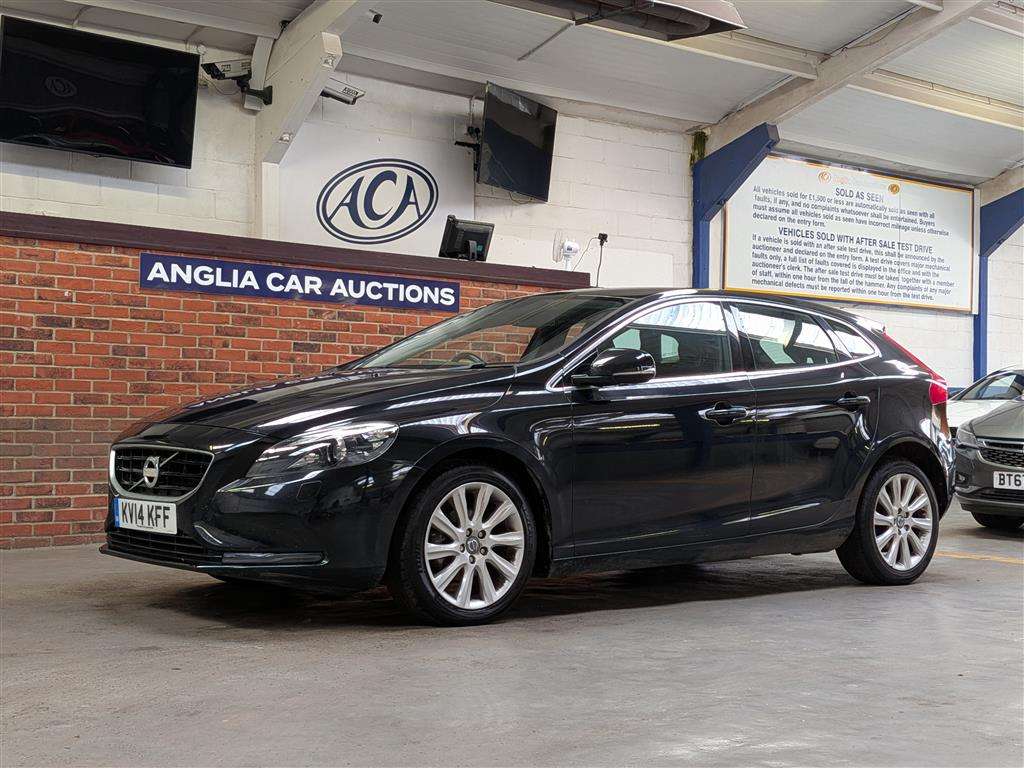 <p>2014 VOLVO V40 SE LUX NAV D2</p>