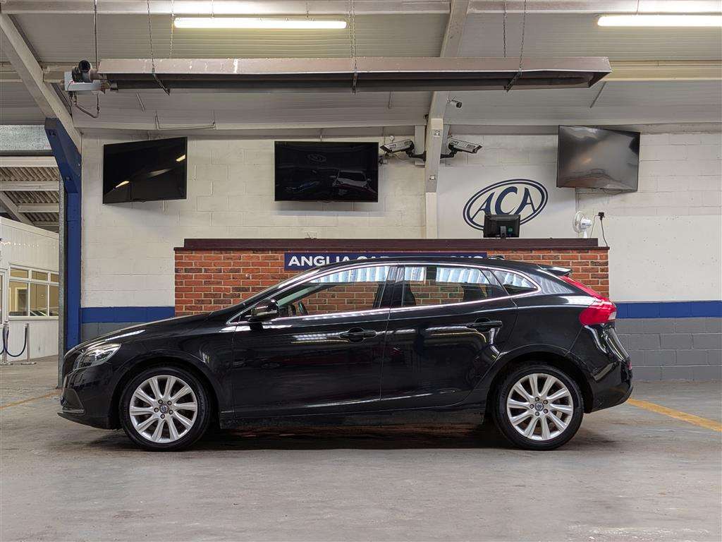 <p>2014 VOLVO V40 SE LUX NAV D2</p>