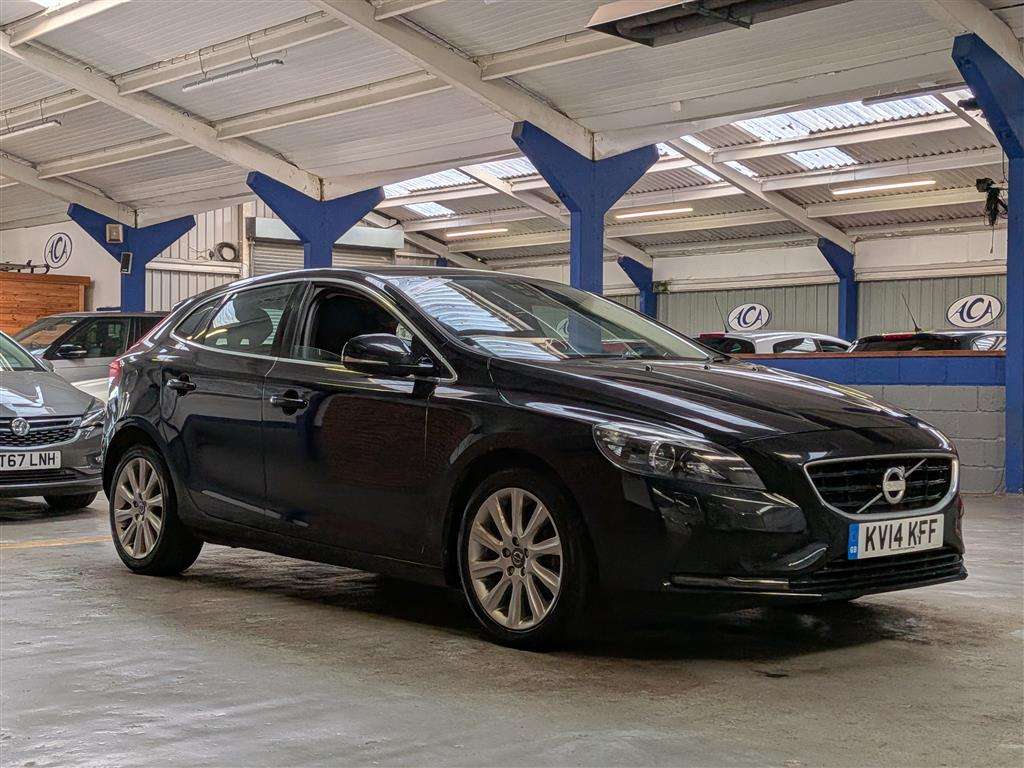<p>2014 VOLVO V40 SE LUX NAV D2</p>