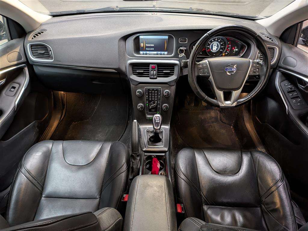 <p>2014 VOLVO V40 SE LUX NAV D2</p>