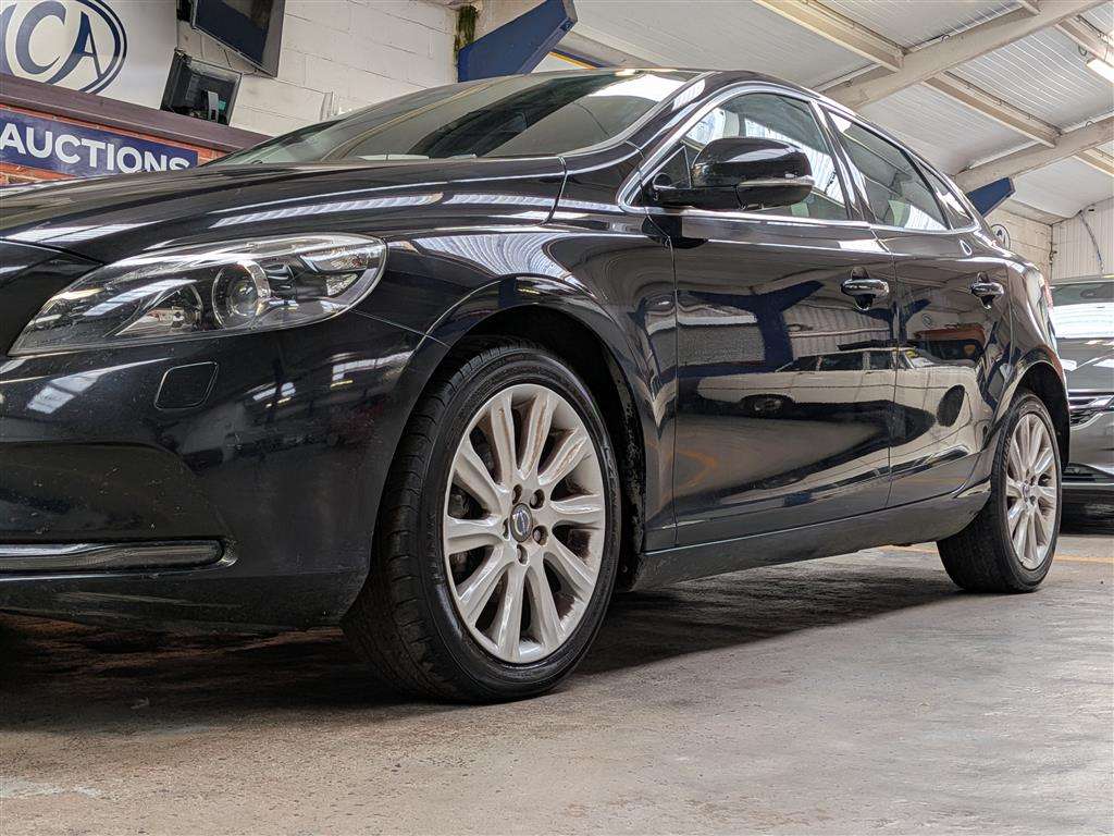 <p>2014 VOLVO V40 SE LUX NAV D2</p>