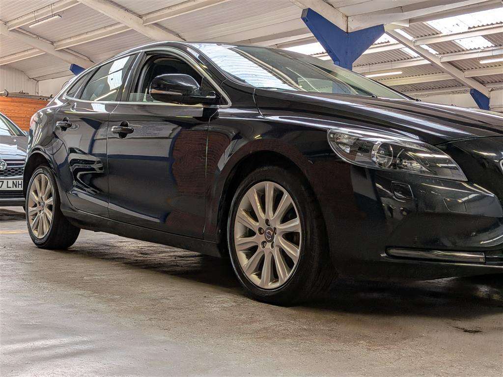 <p>2014 VOLVO V40 SE LUX NAV D2</p>
