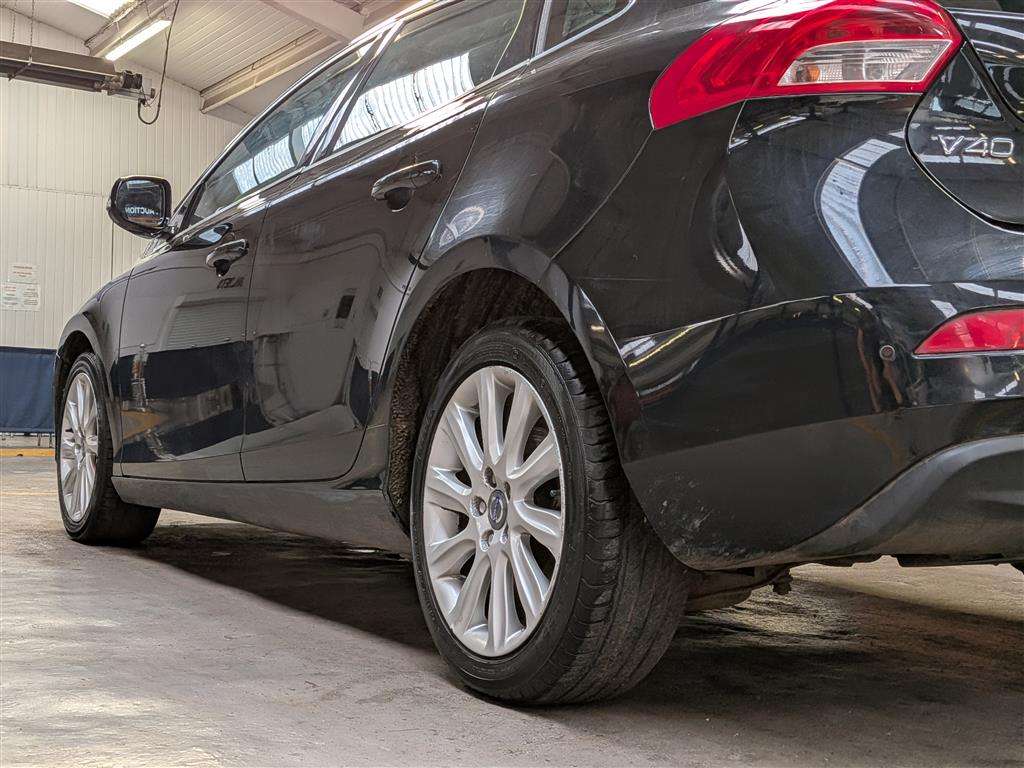 <p>2014 VOLVO V40 SE LUX NAV D2</p>