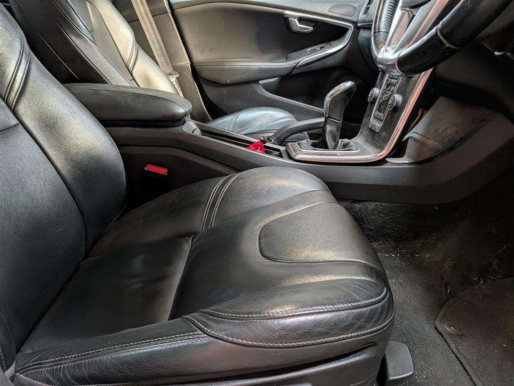 <p>2014 VOLVO V40 SE LUX NAV D2</p>