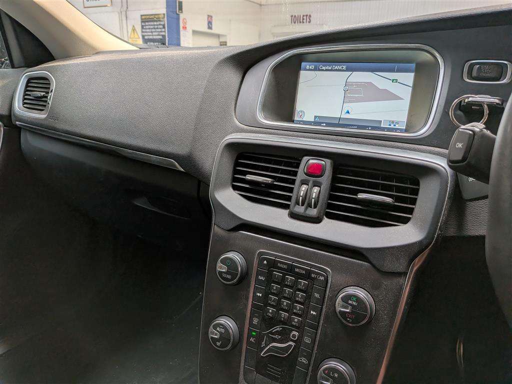 <p>2014 VOLVO V40 SE LUX NAV D2</p>