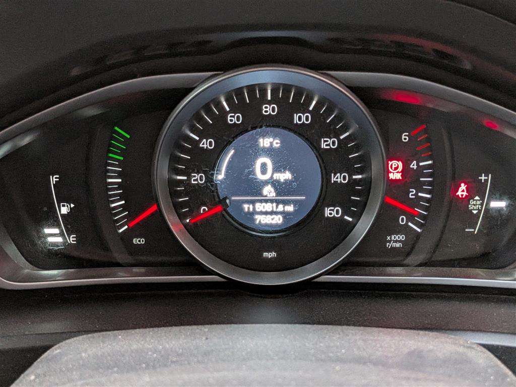 <p>2014 VOLVO V40 SE LUX NAV D2</p>