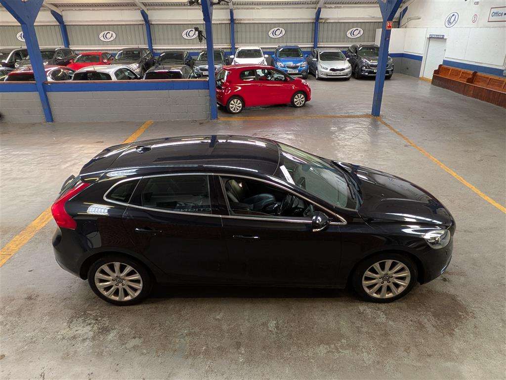 <p>2014 VOLVO V40 SE LUX NAV D2</p>