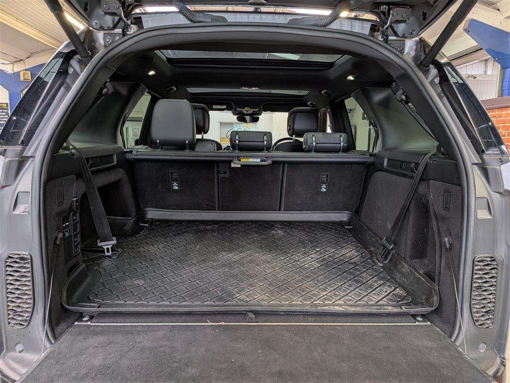 <p>2022 LAND ROVER DISCOVERY R-DYNAM HSE D M</p>