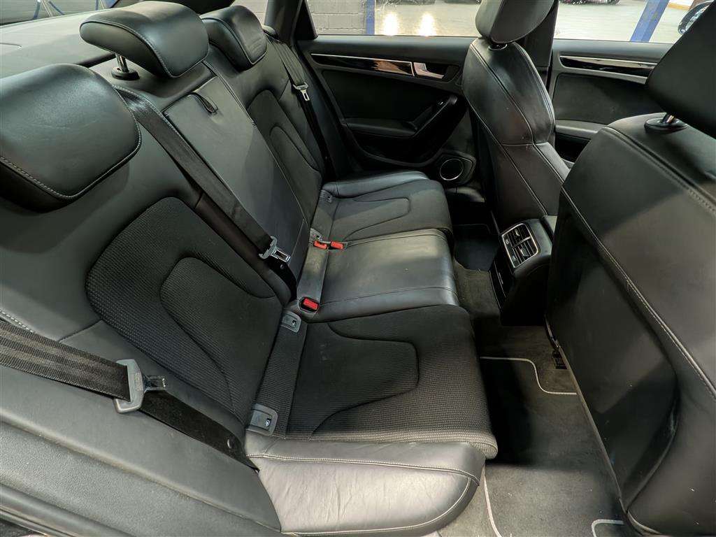 <p>2013 AUDI A4 S LINE BLACK ED TFSI Q</p>