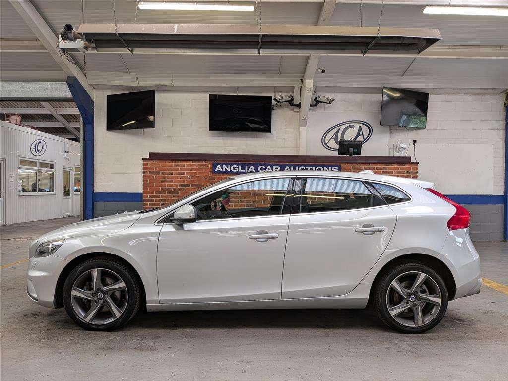 <p>2016 VOLVO V40 R-DESIGN D2</p>