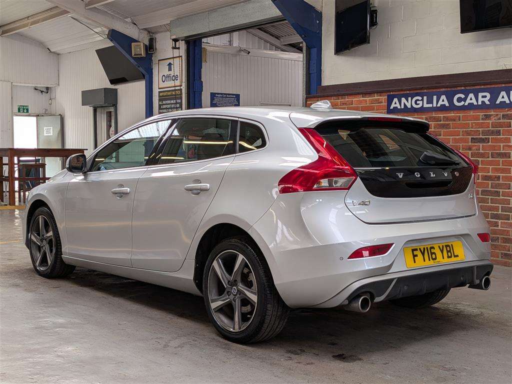 <p>2016 VOLVO V40 R-DESIGN D2</p>