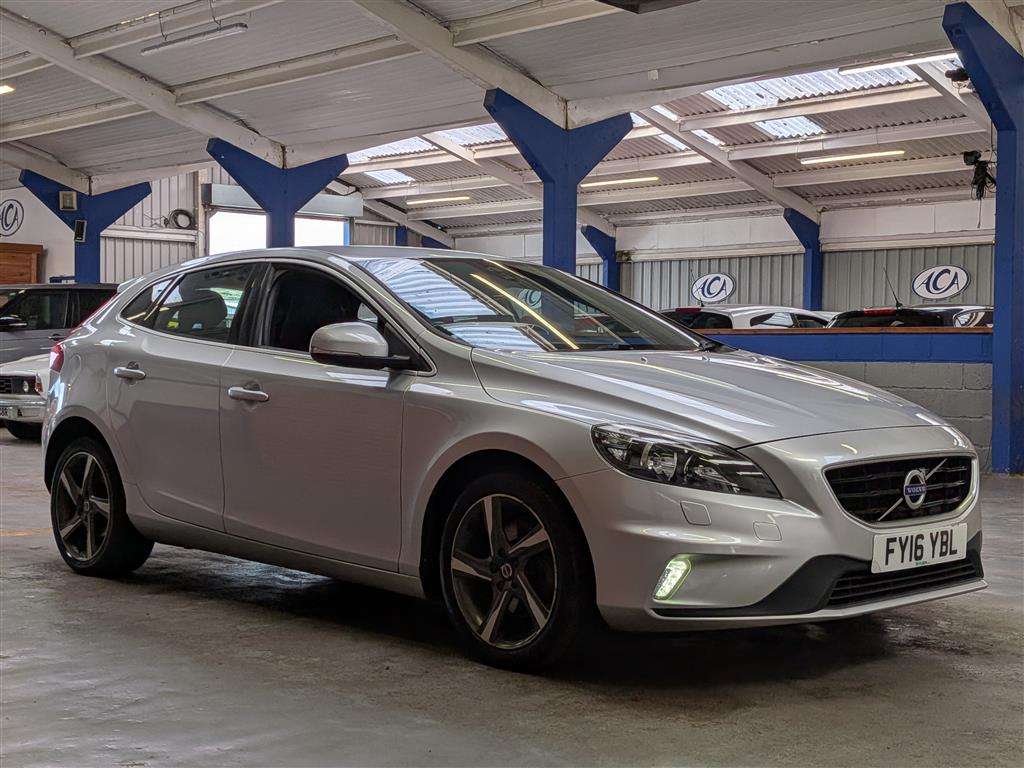 <p>2016 VOLVO V40 R-DESIGN D2</p>