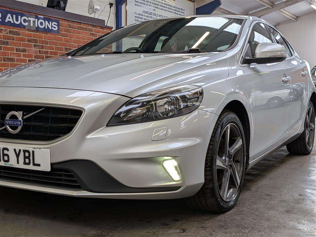 <p>2016 VOLVO V40 R-DESIGN D2</p>