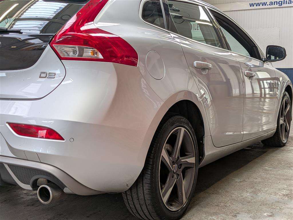 <p>2016 VOLVO V40 R-DESIGN D2</p>