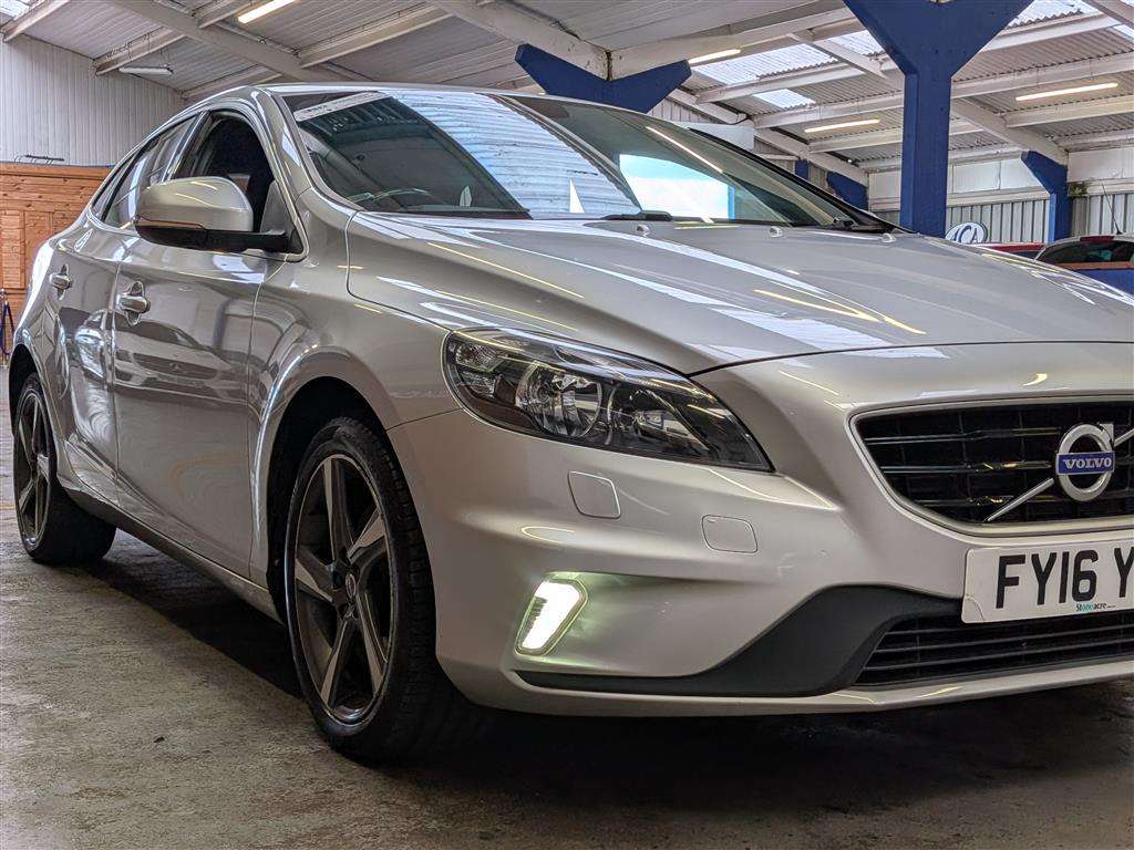 <p>2016 VOLVO V40 R-DESIGN D2</p>
