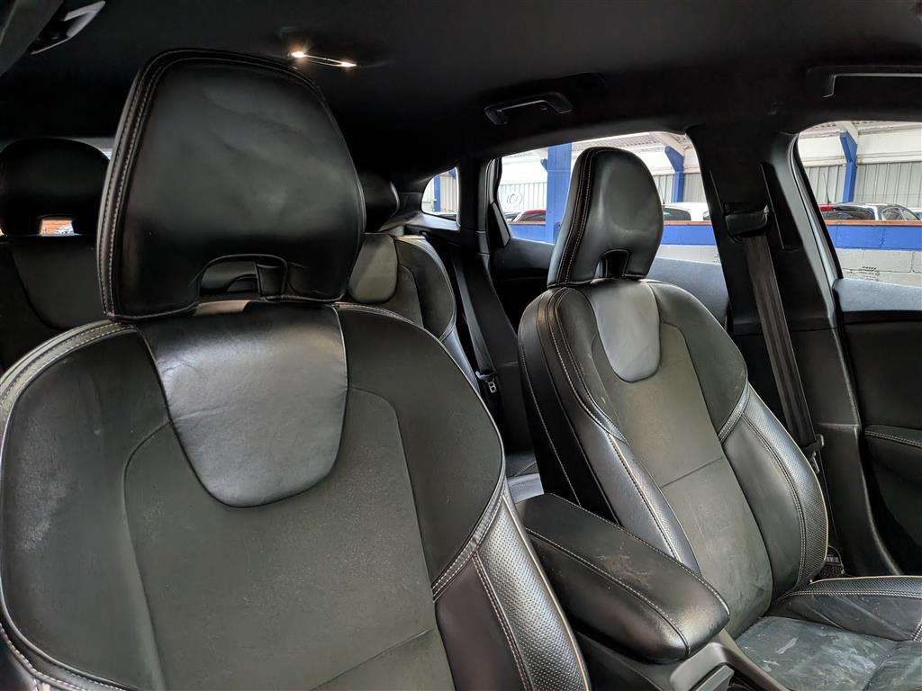 <p>2016 VOLVO V40 R-DESIGN D2</p>