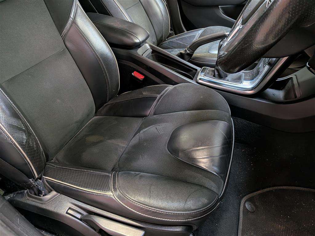 <p>2016 VOLVO V40 R-DESIGN D2</p>