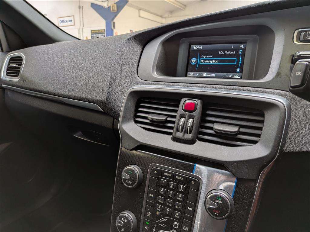 <p>2016 VOLVO V40 R-DESIGN D2</p>