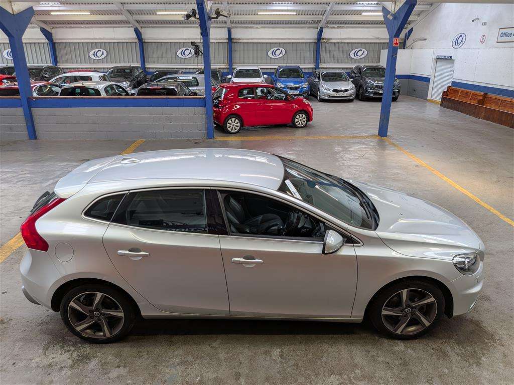 <p>2016 VOLVO V40 R-DESIGN D2</p>
