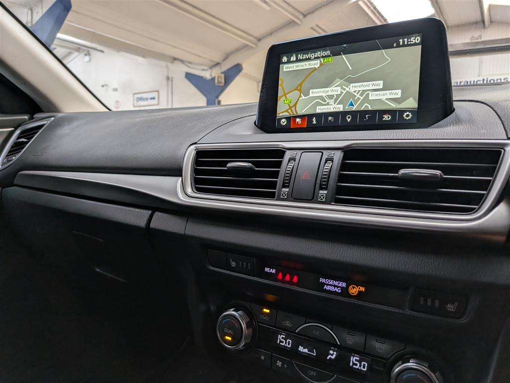 <p>2017 MAZDA 3 SE-L NAV</p>