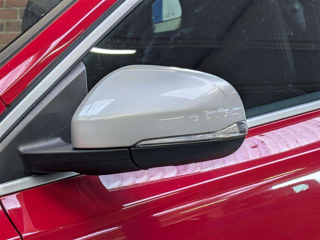 <p>2016 VOLVO V40 R-DESIGN NAV T2 AUTO</p>
