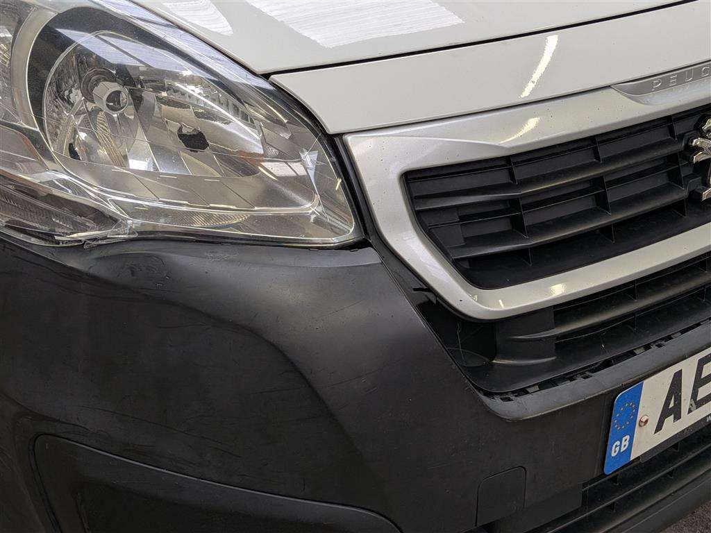 <p>2018 PEUGEOT PARTNER 750 SE L2 BLUE HD</p>