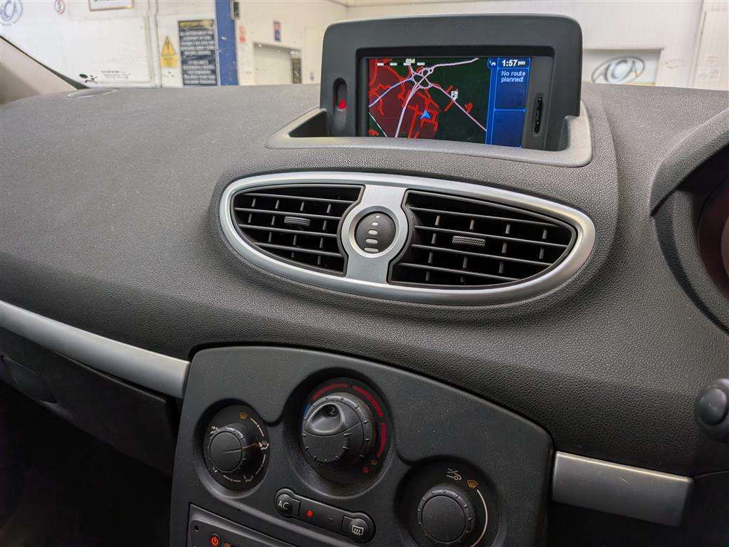 <p>2009 RENAULT CLIO TOM TOM EDITION DCI</p>