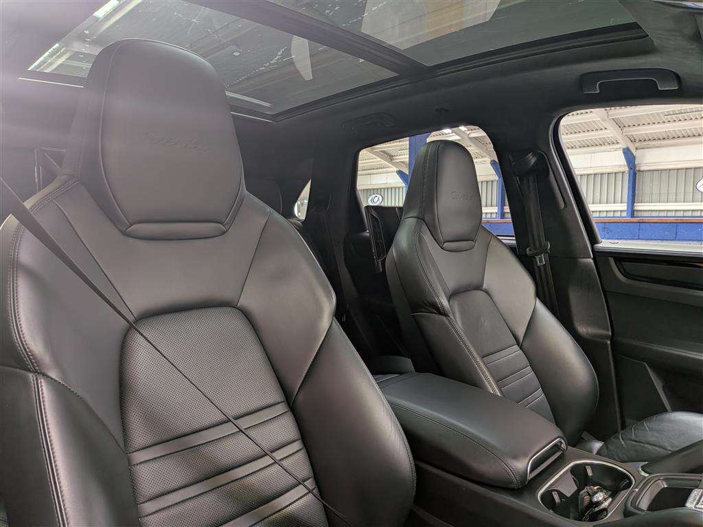 <p>2020 PORSCHE CAYENNE V8 TURBO AUTO</p>