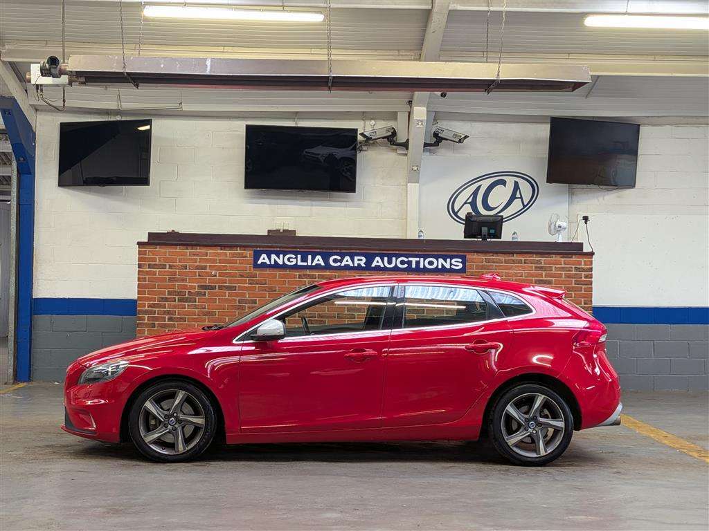 <p>2016 VOLVO V40 R-DESIGN NAV T2 AUTO</p>