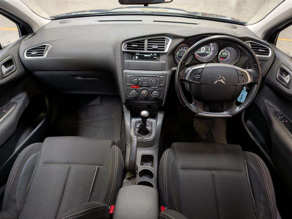 <p>2017 CITROEN C4 FEEL BLUEHDI</p>