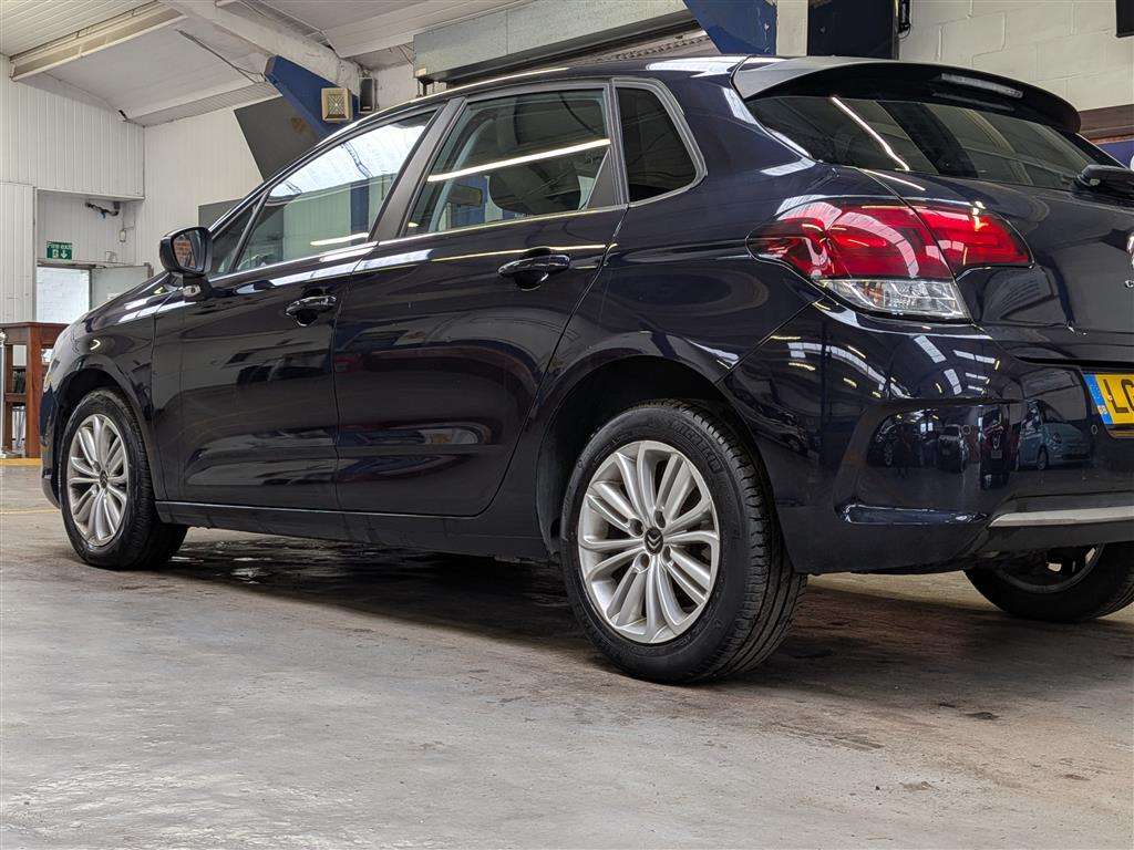 <p>2017 CITROEN C4 FEEL BLUEHDI</p>