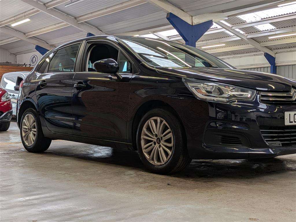 <p>2017 CITROEN C4 FEEL BLUEHDI</p>