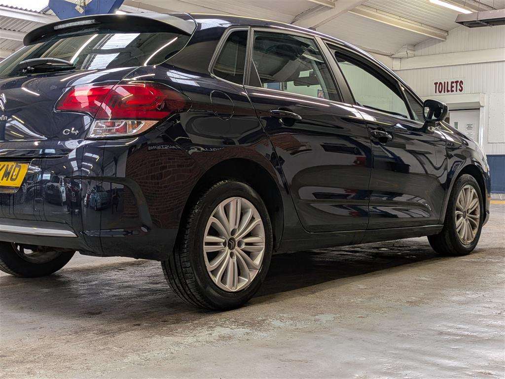 <p>2017 CITROEN C4 FEEL BLUEHDI</p>