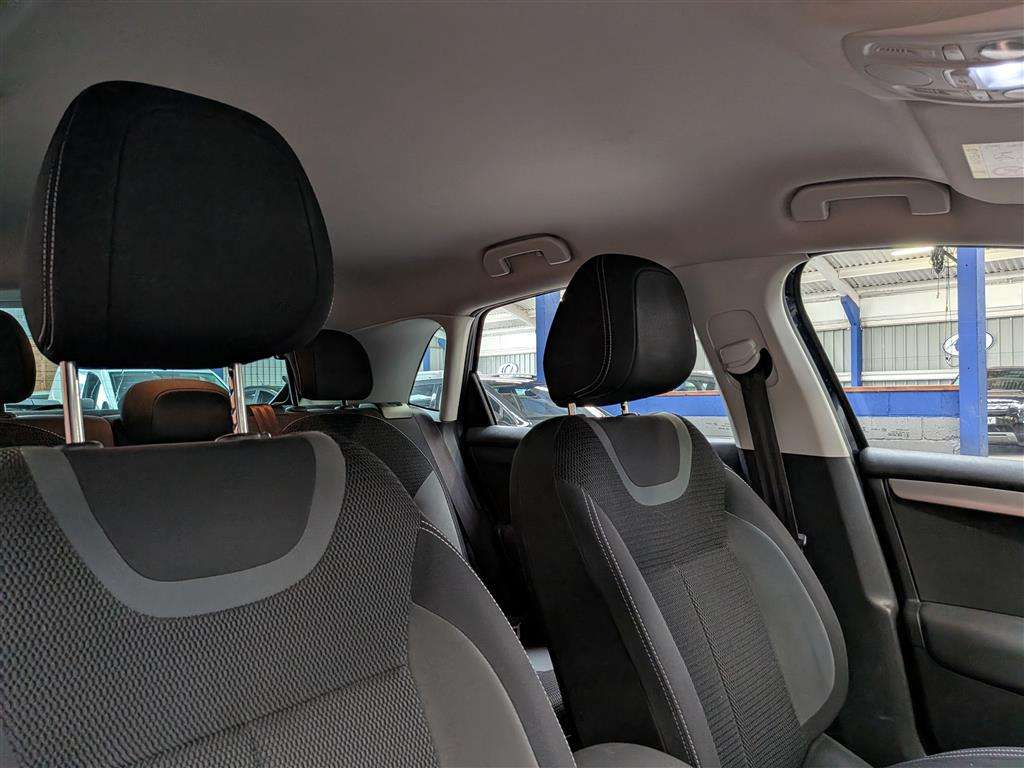 <p>2017 CITROEN C4 FEEL BLUEHDI</p>
