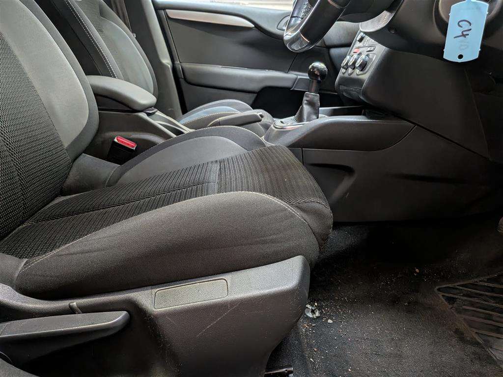 <p>2017 CITROEN C4 FEEL BLUEHDI</p>