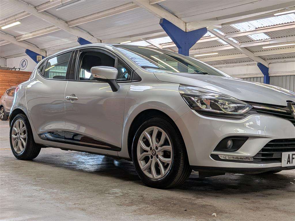 <p>2017 RENAULT CLIO DYNAMIQUE NAV TCE</p>