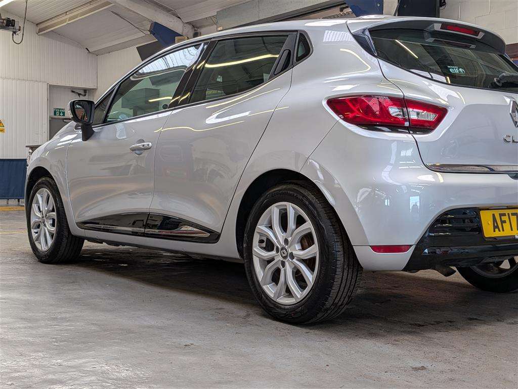 <p>2017 RENAULT CLIO DYNAMIQUE NAV TCE</p>