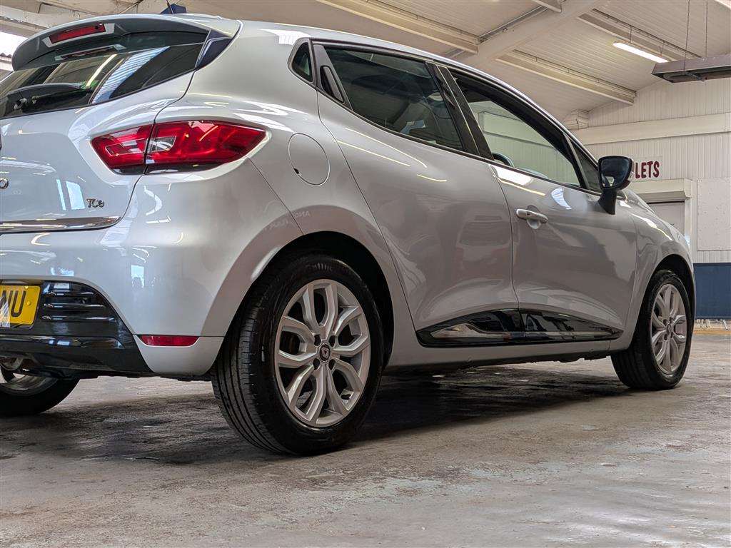 <p>2017 RENAULT CLIO DYNAMIQUE NAV TCE</p>