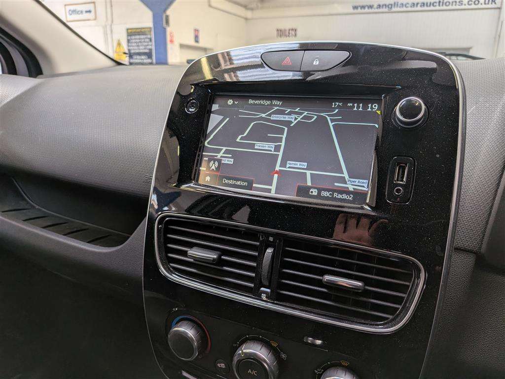 <p>2017 RENAULT CLIO DYNAMIQUE NAV TCE</p>