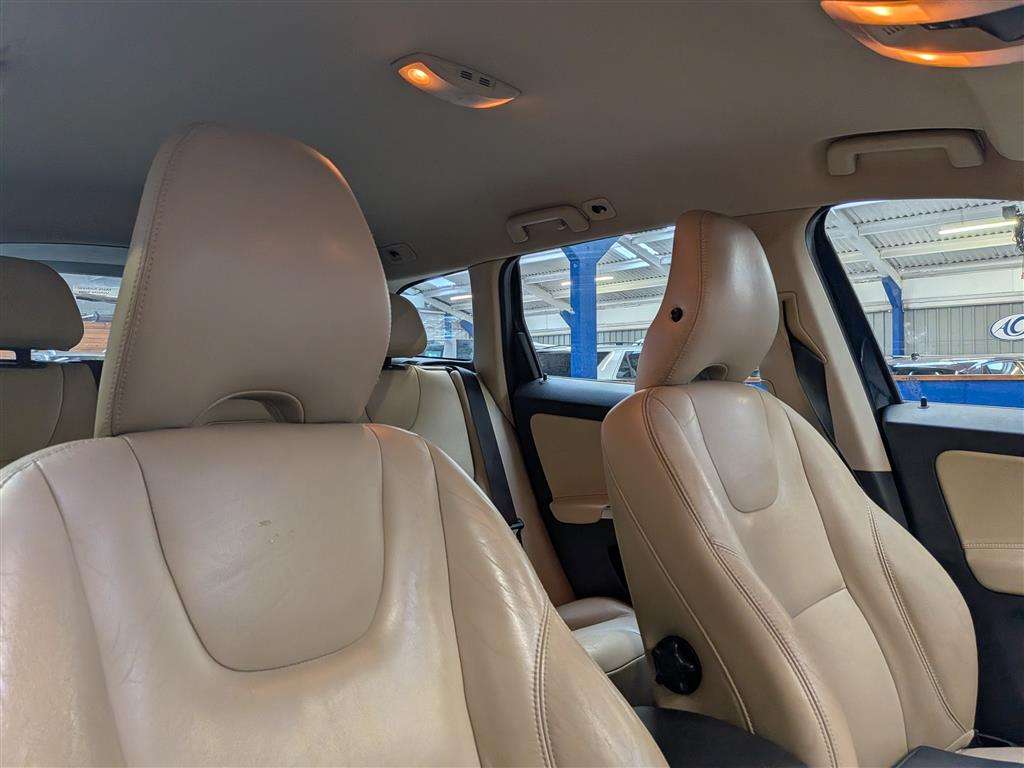 <p>2014 VOLVO XC60 SE D4</p>