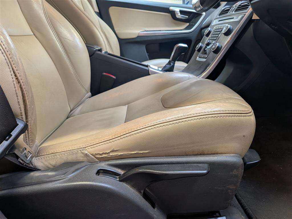 <p>2014 VOLVO XC60 SE D4</p>