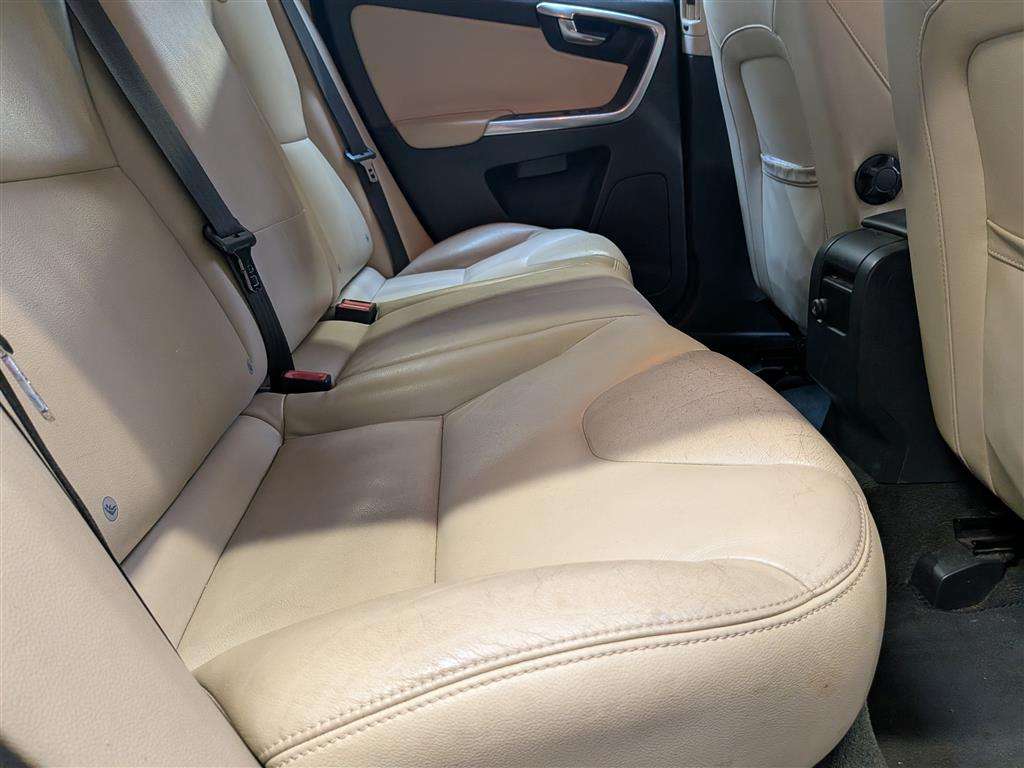 <p>2014 VOLVO XC60 SE D4</p>