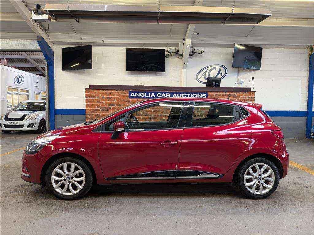 <p>2017 RENAULT CLIO DYNAMIQUE NAV</p>