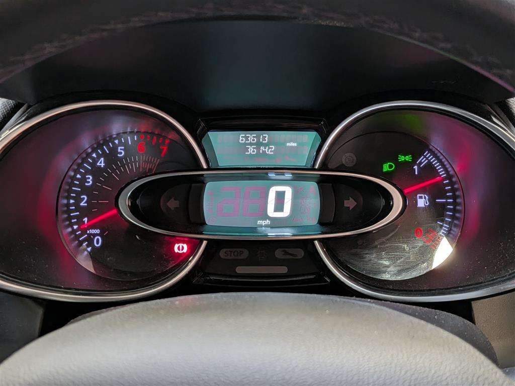 <p>2017 RENAULT CLIO DYNAMIQUE NAV</p>