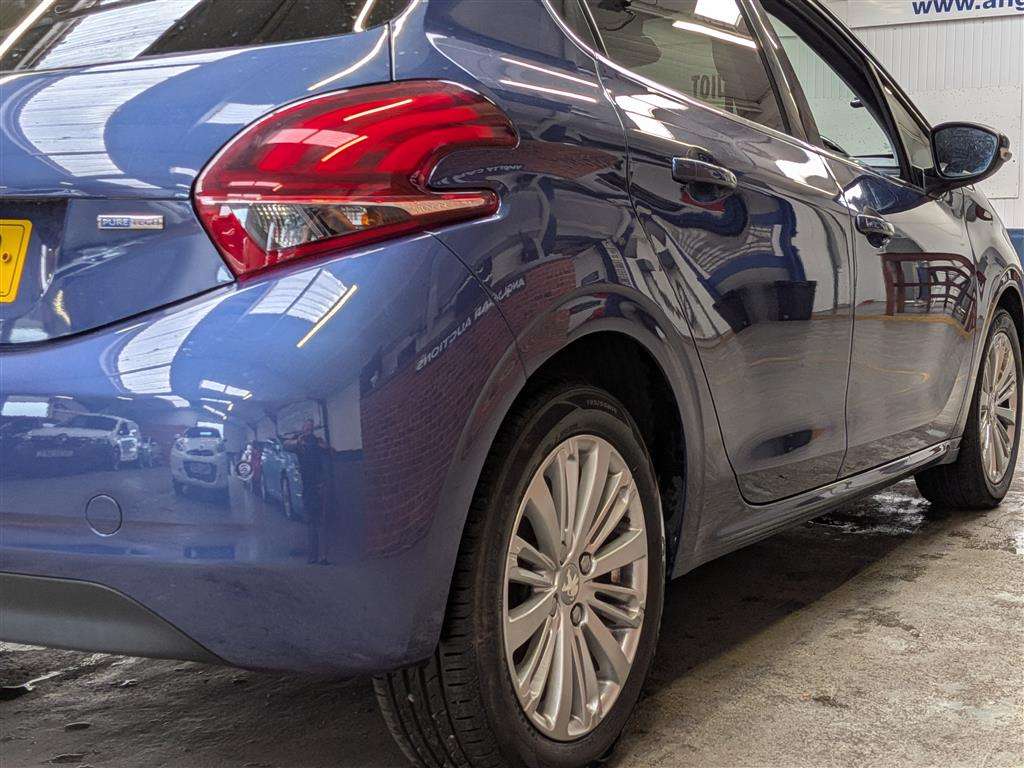 <p>2018 PEUGEOT 208 ALLURE</p>